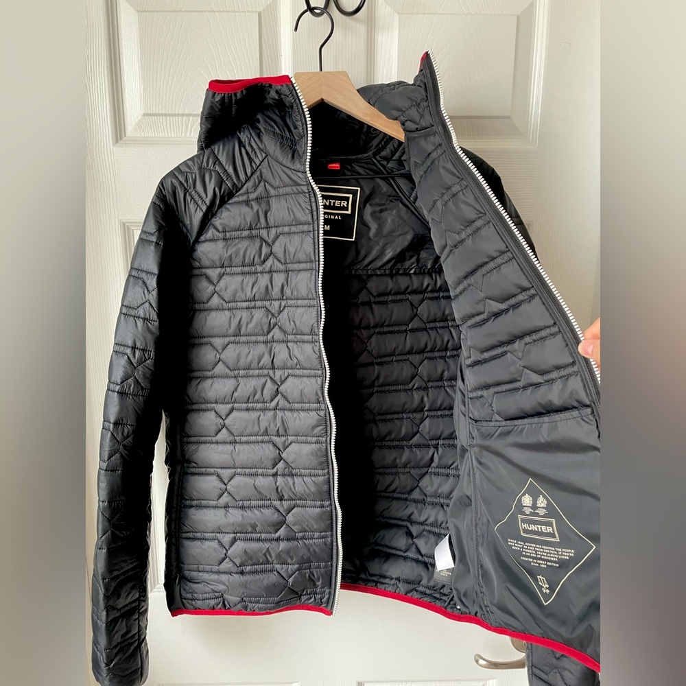 Hunter Boots lightweight men’s zip-up quilted jacket with hood - Black and red